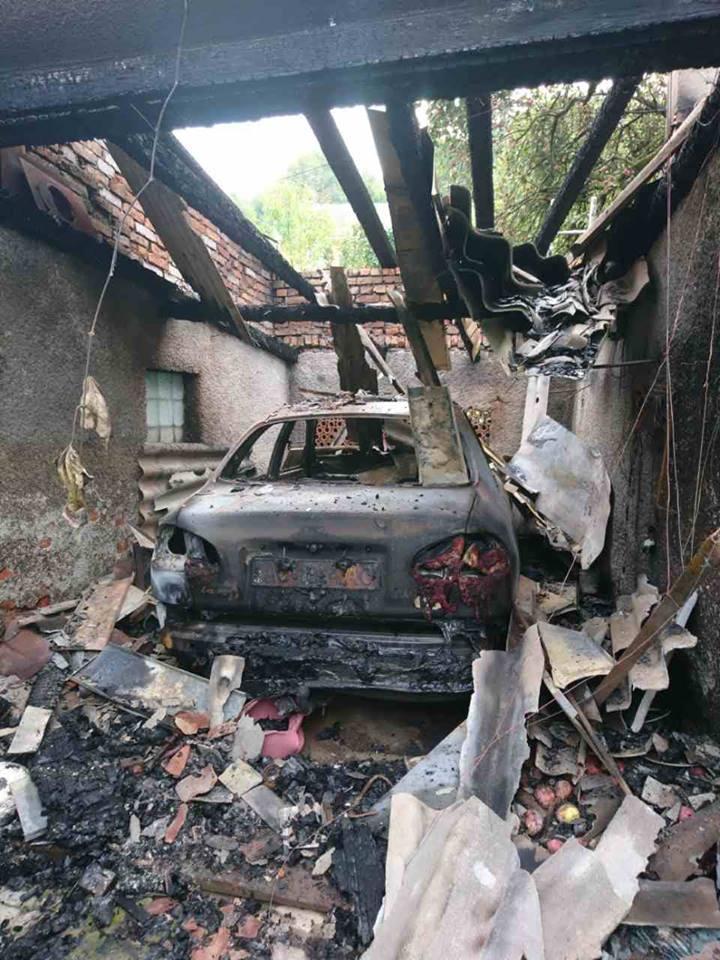 На Закарпатті автівка згоріла разом з гаражем (ФОТО)