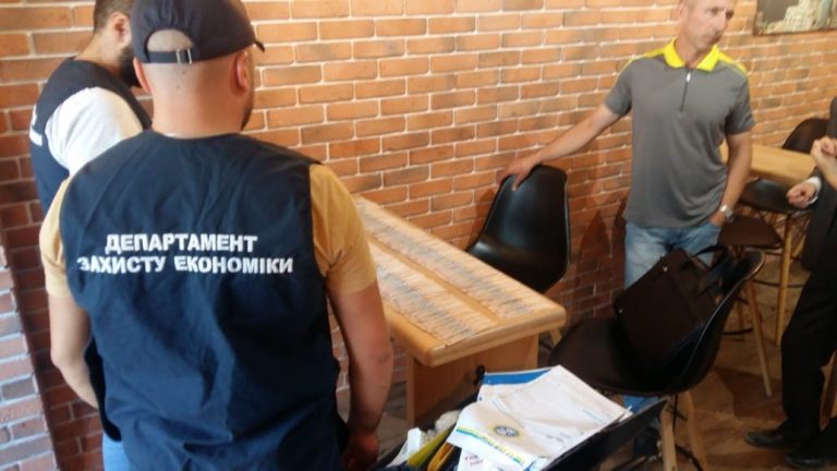 Прокуратура поки не коментує затримання медиків-хабарників Закарпатського кардіодиспансеру