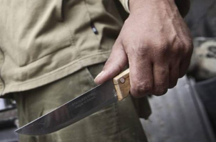 Ножем у груди: в ужгородському гуртожитку намагались підрізати чоловіка (ФОТО)