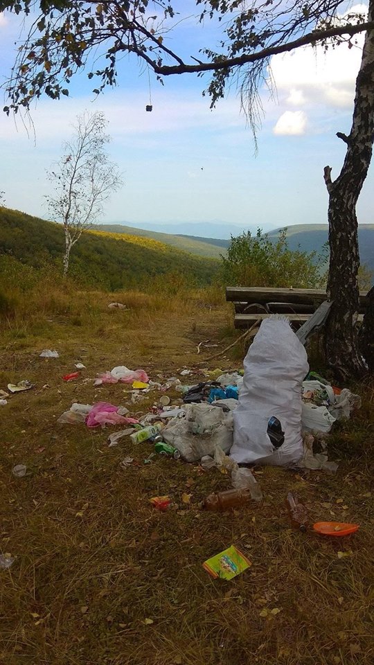 Туристична родзинка "Обавський камінь" перетворюється на смітник (ФОТО)