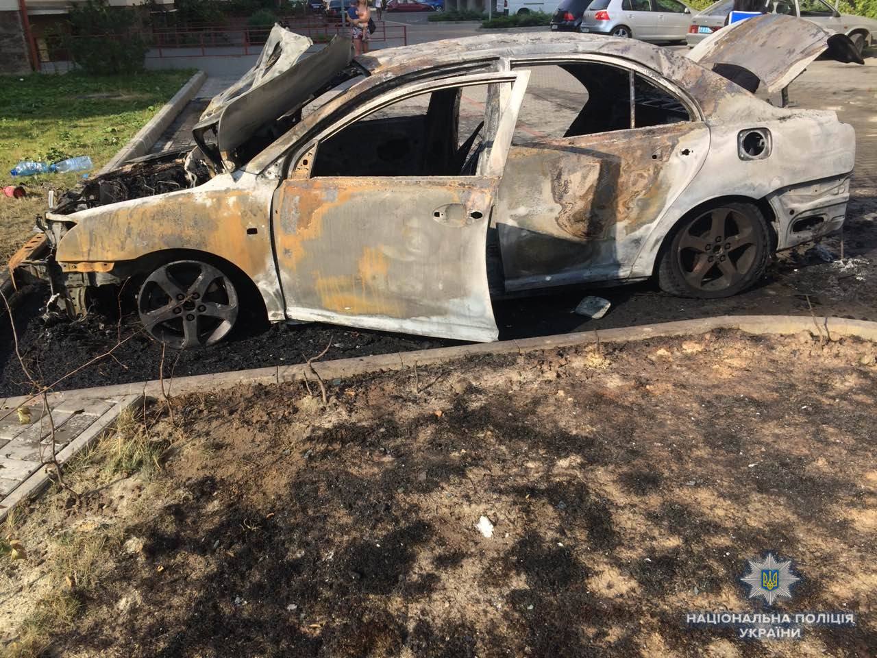 З’явилося фото знищенної вогнем іномарки в Ужгороді (ФОТО)