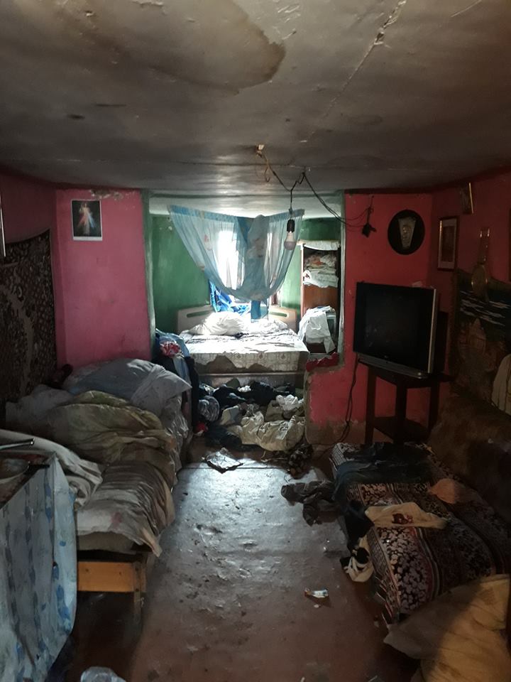 Достаток і злидні: як живуть у ромському поселенні в Мукачеві (ФОТО)