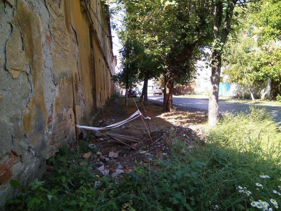 Ніби після війни: у мережі показали вулицю Партизанську в Мукачеві (ФОТО)