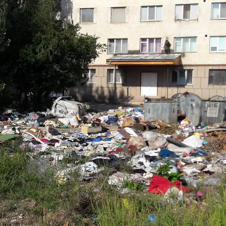 Вулиця Бородіна в Ужгороді вкрита сміттям, наче снігом - соцмережі (ФОТО)