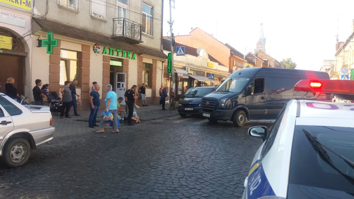 У Мукачеві в центрі міста автомобіль збив жінку (ФОТО)