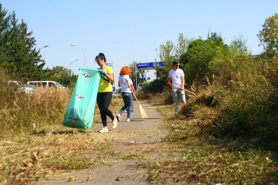 Волонтери самотужки привели до ладу велосипедну доріжку поблизу Берегова (ФОТО)