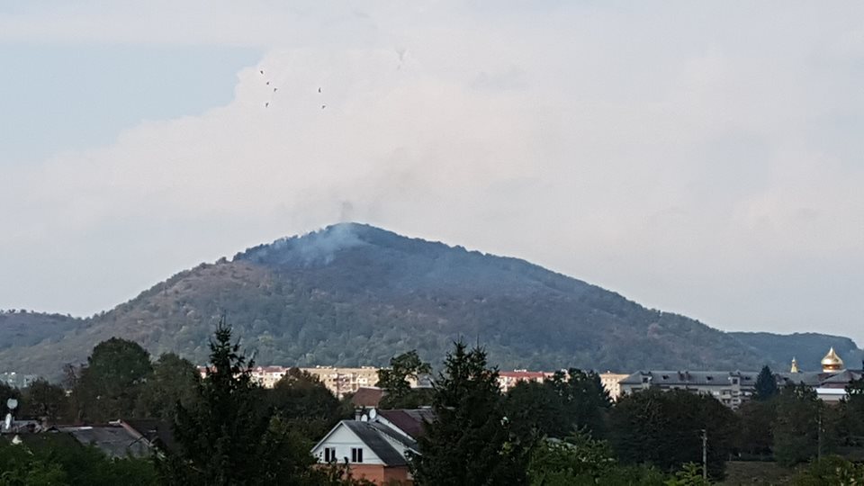 У Мукачеві знову горить гора Ловачка (ФОТО)