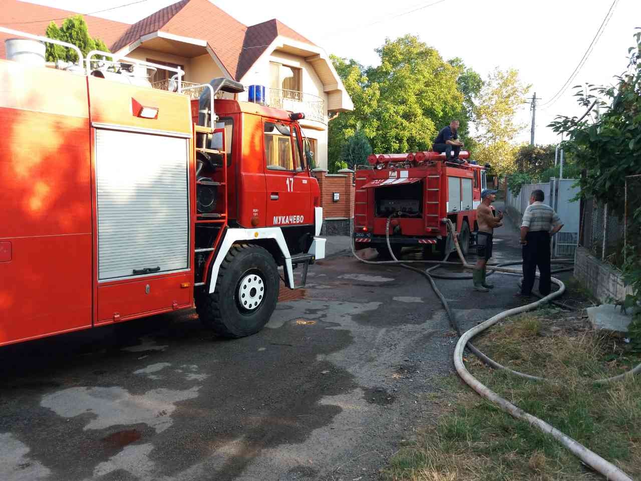 У Мукачеві будинок від вогню рятували 3 одиниці техніки (фото)