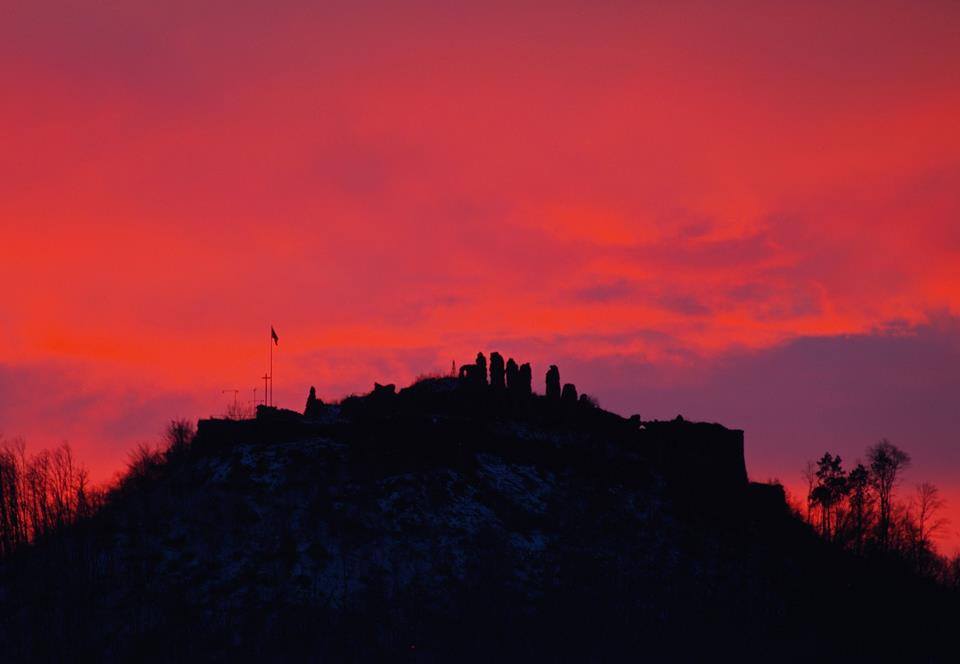 Небо, ніби в Мордорі: у мережі показали захід сонця на тлі Хустського замку (ФОТО)