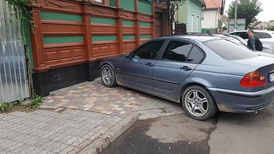 Як «євро-олені» у Мукачеві паркуються (фото)