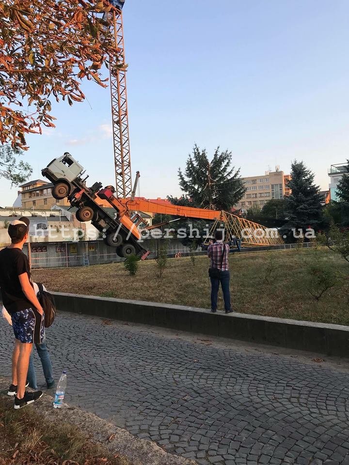 В Ужгороді біля Драмтеатру впав будівельний кран (ФОТО)