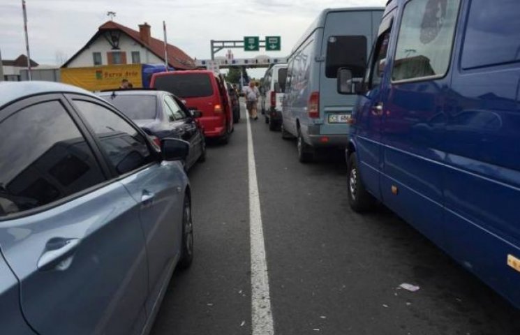 На одному з КПП на кордоні з Угорщиною в Закарпатті утворилася черга з десятків авто