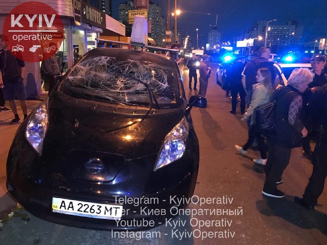 У Києві таксист врізався у автобусну зупинку: є постраждалі (фото, відео)