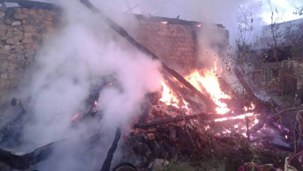 Пожежа у Малому Березному, знищено 150м2 але врятовано будинок
