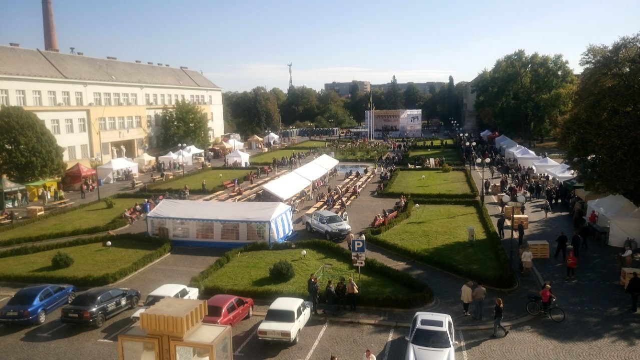 На головній площі Закарпаття відкрили триденний чеський фестиваль (+ ФОТО)