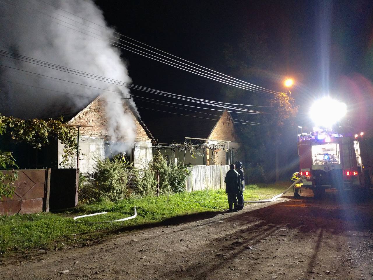 Доба пожеж на Закарпатті: три родини залишилися без даху на головою