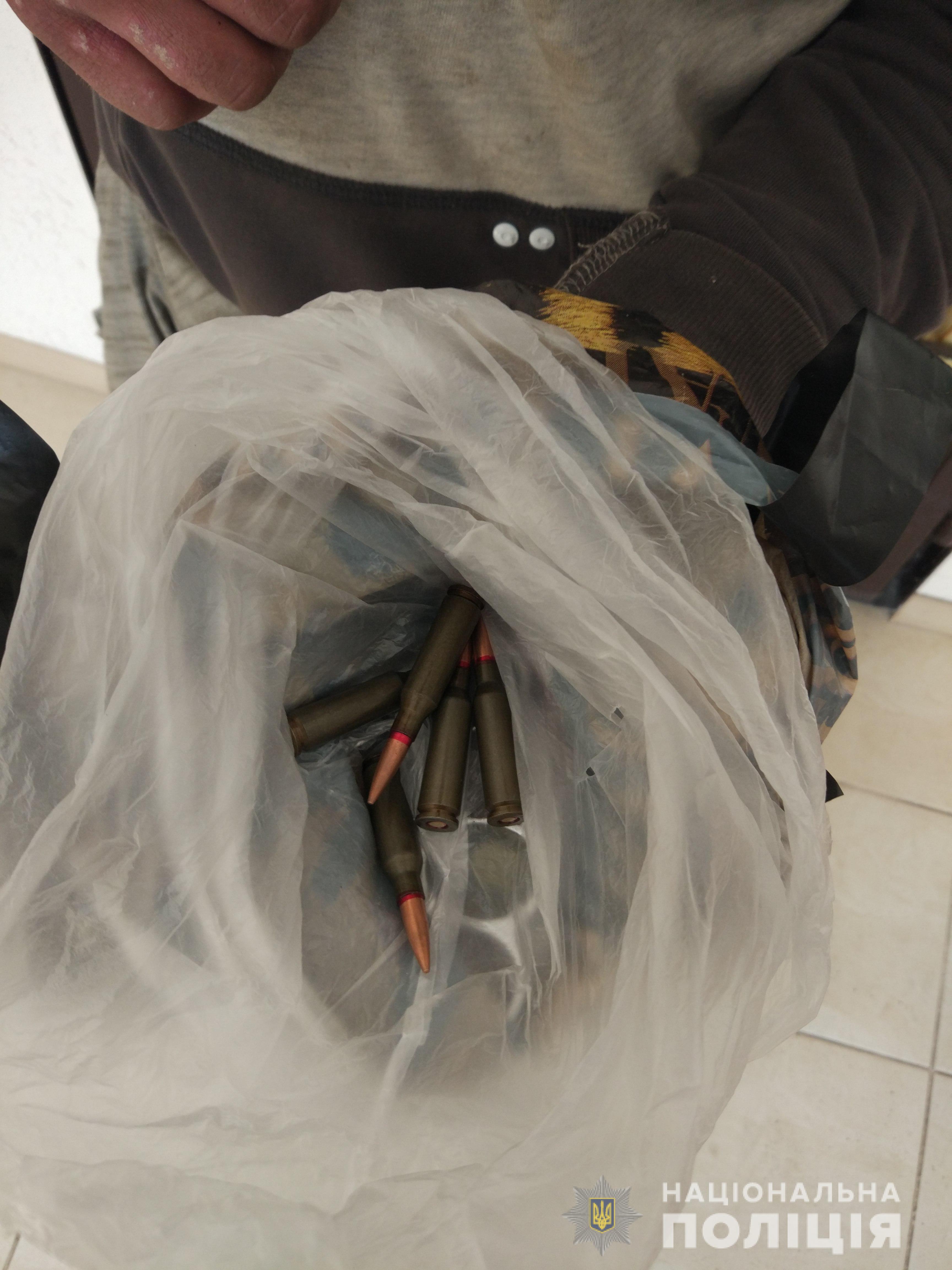 На вулицях Ужгорода торгують зброєю (ФОТО)