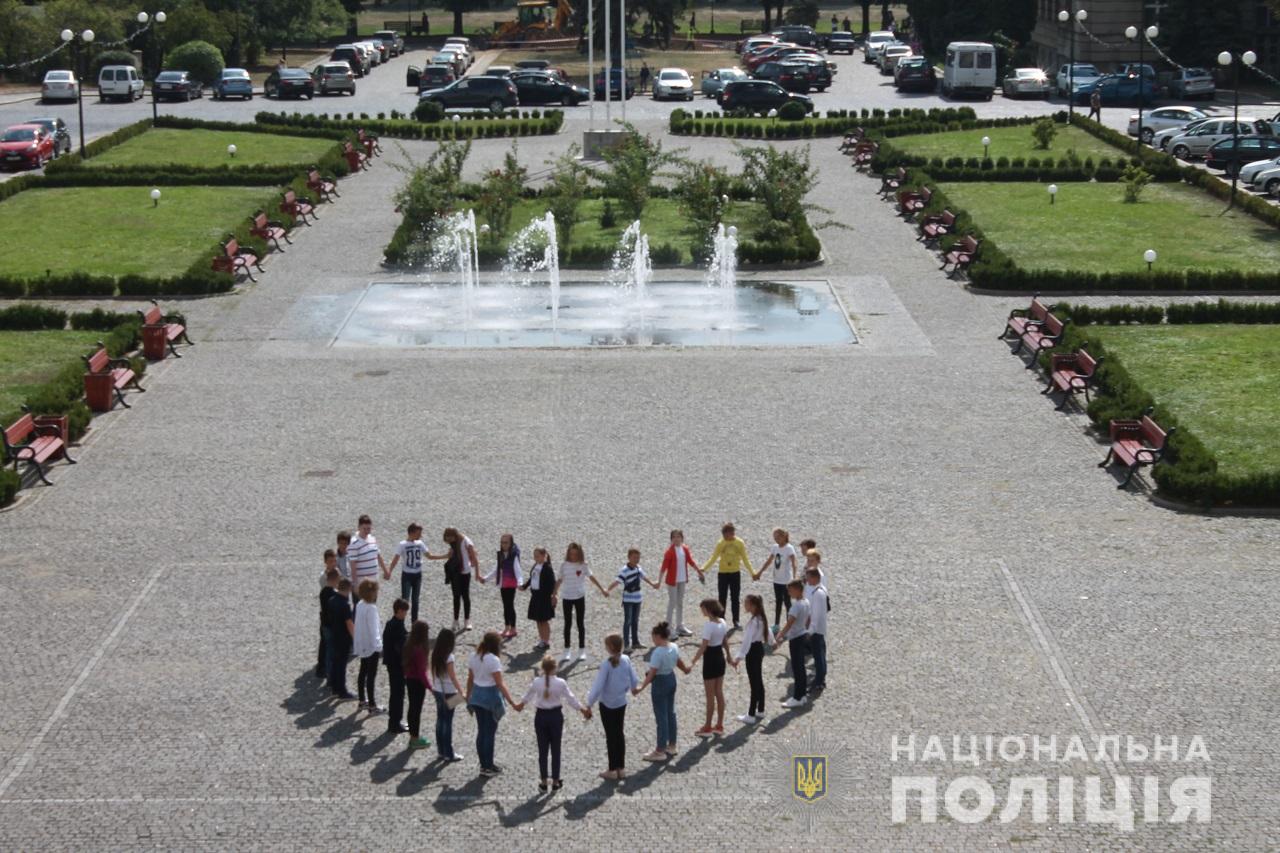 В Ужгороді поліція долучилася до Всесвітньої акції, аби показати підліткам, що вони не самотні (ФОТО, ВІДЕО)