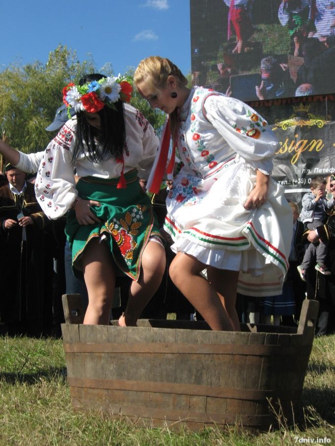 Мажоретки, лицарі, вози та виноград: на Берегівщині стартував масштабний фестиваль (НАЖИВО)