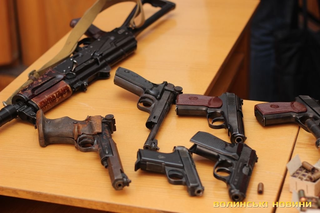 На Житомирщині у військових викрали пістолети та автомати