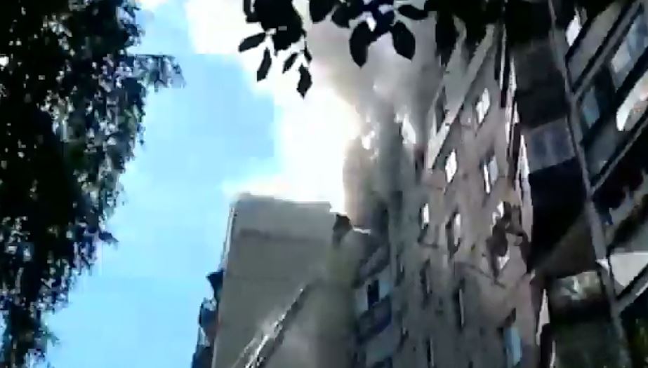 Пожежа на 8 поверсі: в Ужгороді рятувальники намагаються дістатися до палаючої квартири (ВІДЕО)