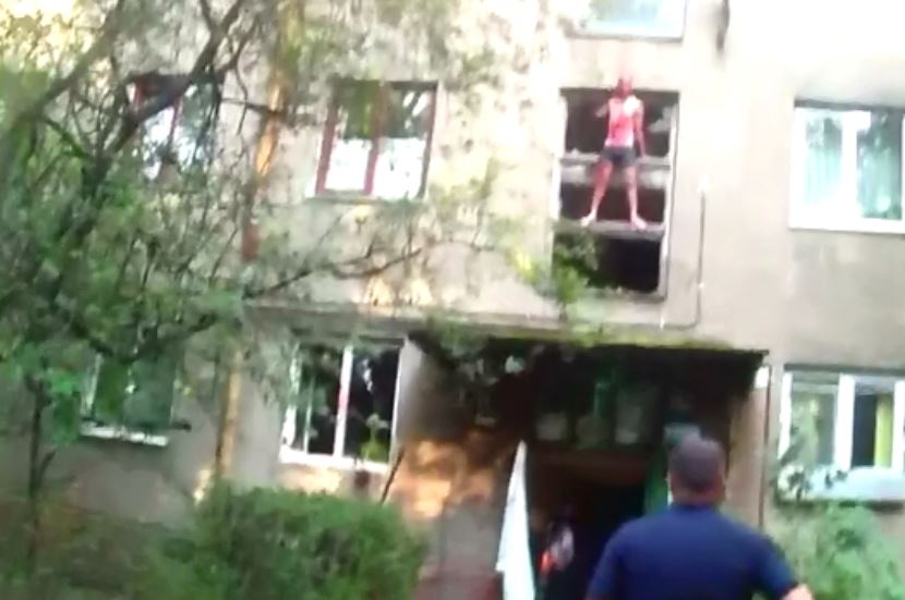 Поліцейські показали, як вгамовували закривавленого неадеквата в Ужгороді (ВІДЕО)