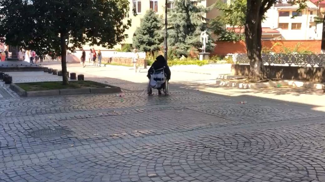 Мукачівська жінка-плювачка кидає в перехожих камінням  (відео)