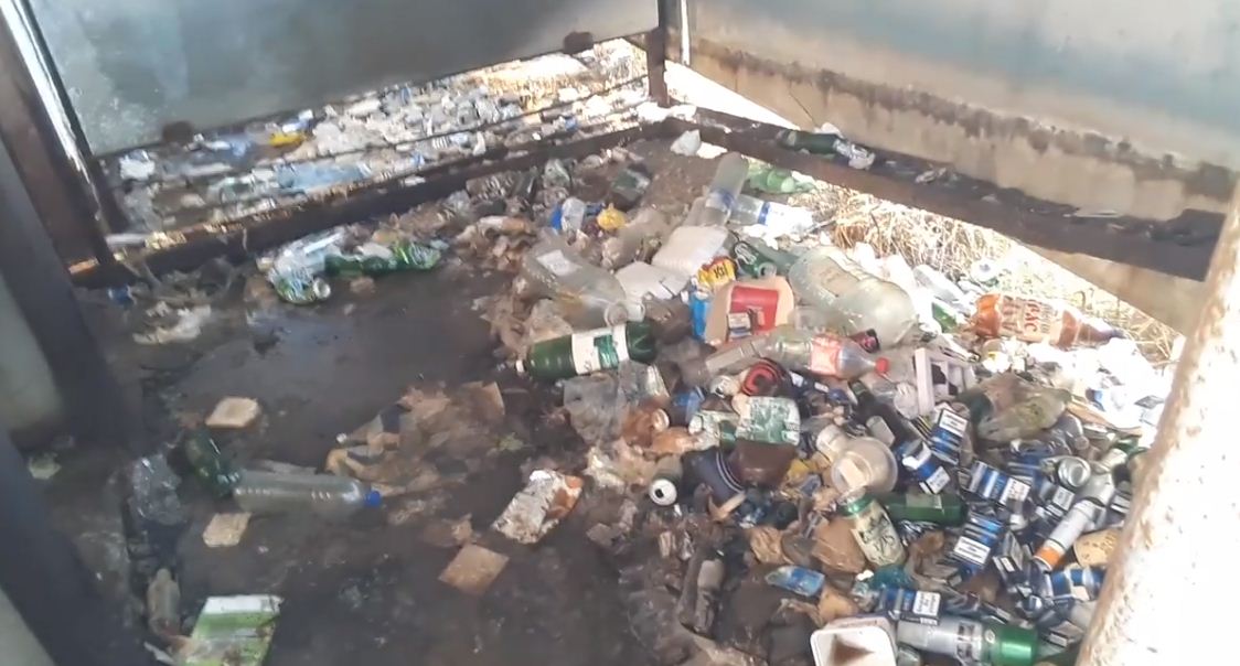 За крок до Європи: у мережі показали антисанітарію та купи сміття на КПП «Косино» (відео)