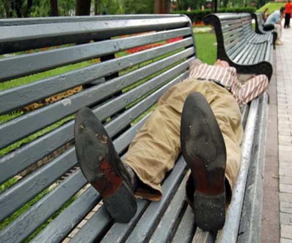 Закарпатець заснув на вулиці з 40 тисячами гривень у кишені
