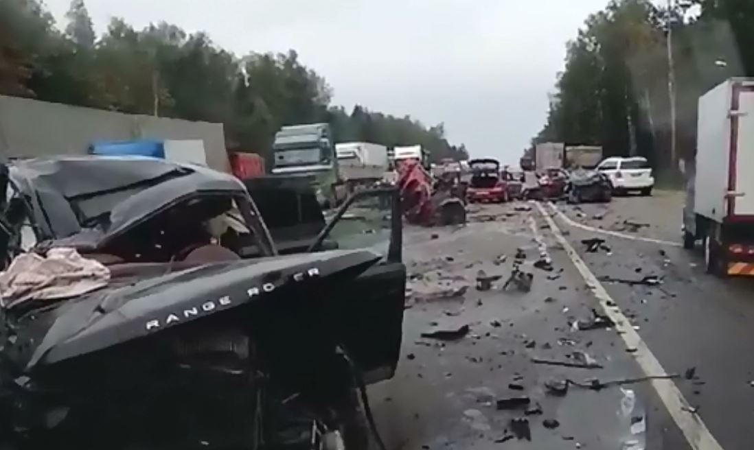 Розтрощені автівки та купа трупів: моторошну аварію на шосе показали на відео (ВІДЕО 18+)