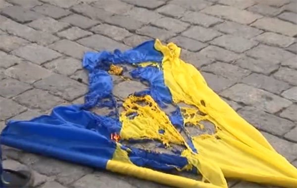 Мукачівцю, що познущався на державним прапором України, загрожує до 3-х років тюрми