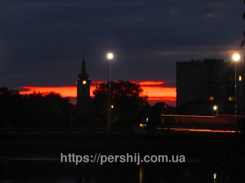 Небо "у вогні": неймовірний захід сонця у Мукачеві (ФОТО)