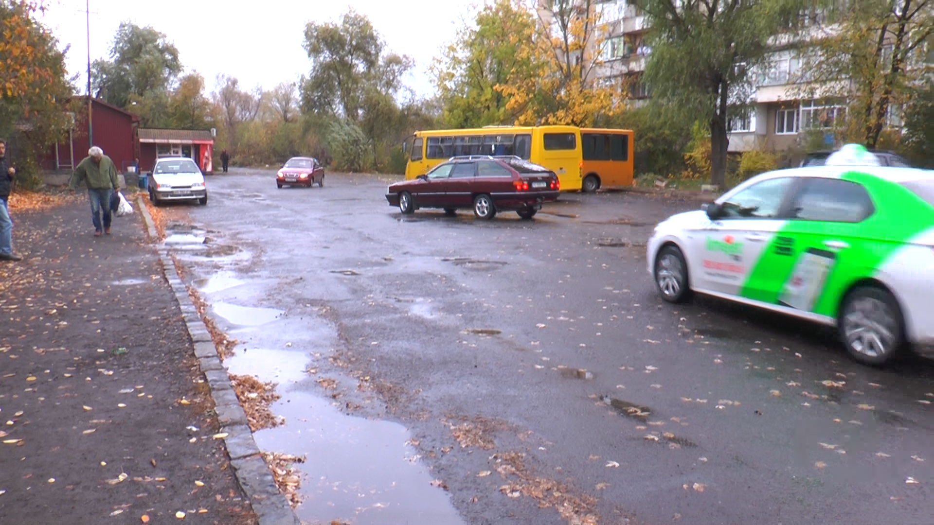 Знайти автобусні зупинки в одному з районів Ужгорода через відсутність їх ознак і досі складно (ВІДЕО)