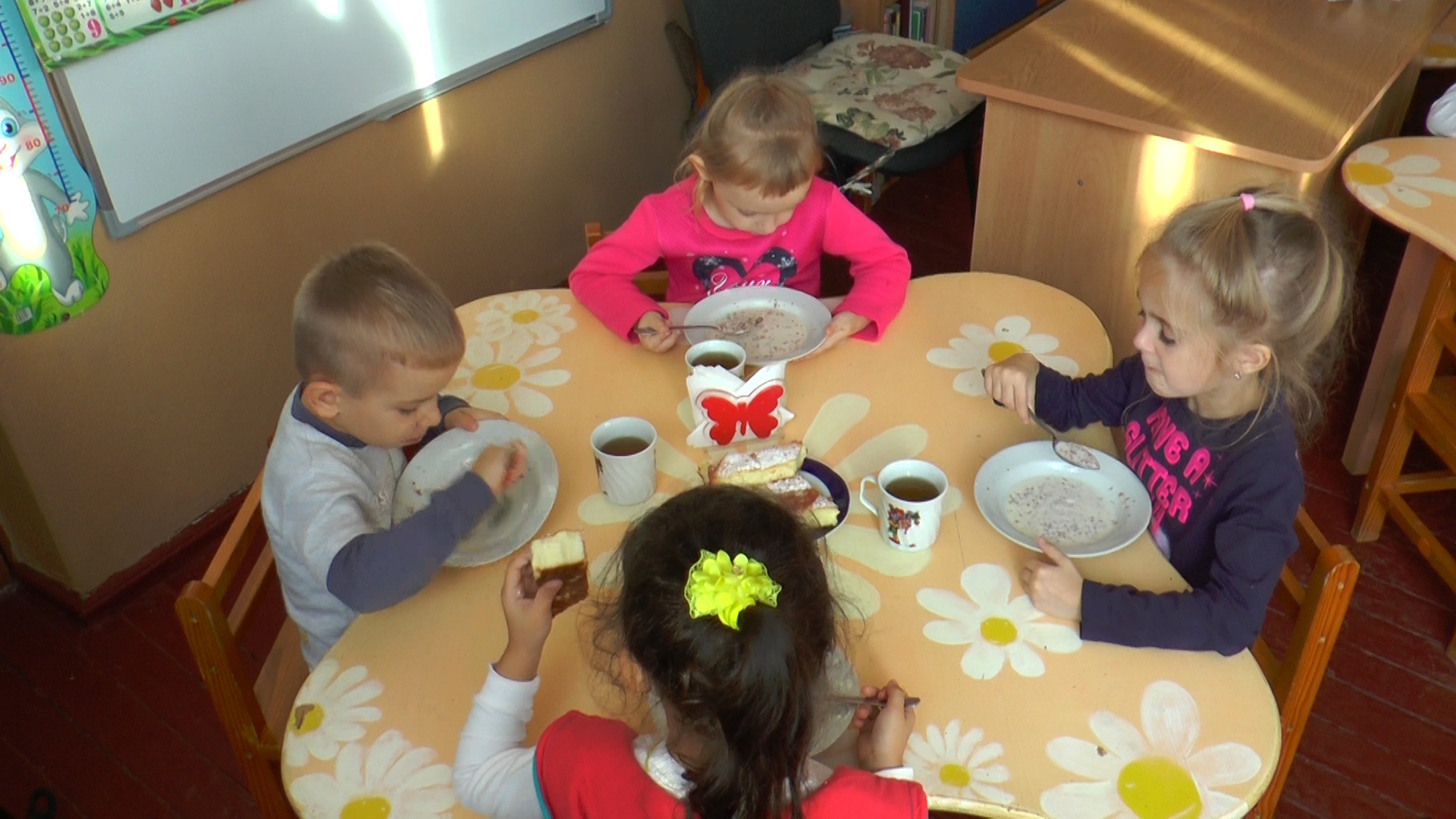 Яким має бути харчування вашої дитини у садочку : реальний приклад домашньої кухні для дітей в Ужгороді (ВІДЕО)