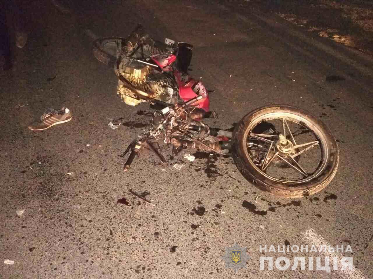Мотоцикл розбився вщент, люди в лікарні: на Тячівщині сталася чергова ДТП (ФОТО)