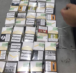 Закарпатські митники знайшли у мікроавтобусі "ФОРД" понад пів тисячі пачок сигарет (ФОТО)