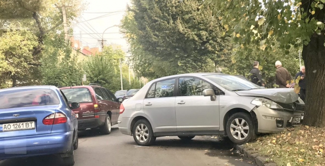 В Ужгороді водій на Nissan врізався у дерево (ФОТО)