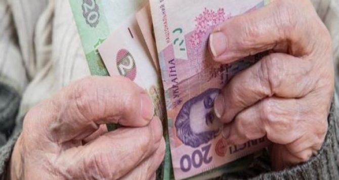 Українцям обіцяють підвищувати пенсії: "молоді" пенсіонери отримуватимуть менше