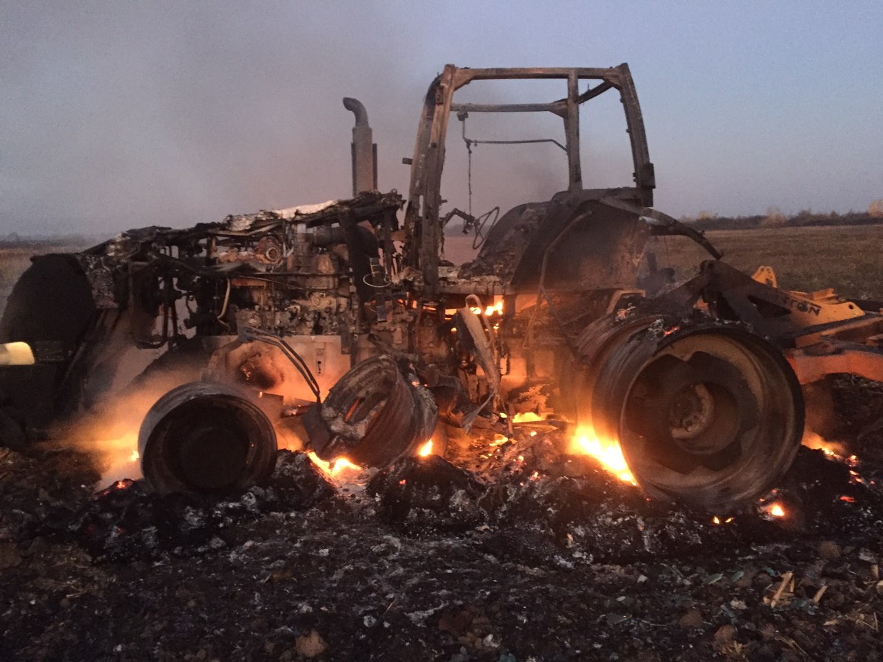 Між Ужгородським та Берегівським районами в полі загорівся трактор (ФОТО)