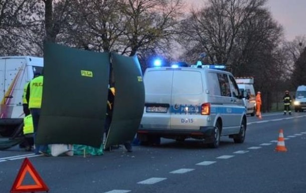 ДТП у Польщі - вантажівка на смерть збила українця (Фото)