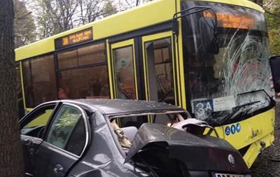 У Львові водій BMW протаранив громадський автобус (ВІДЕО)