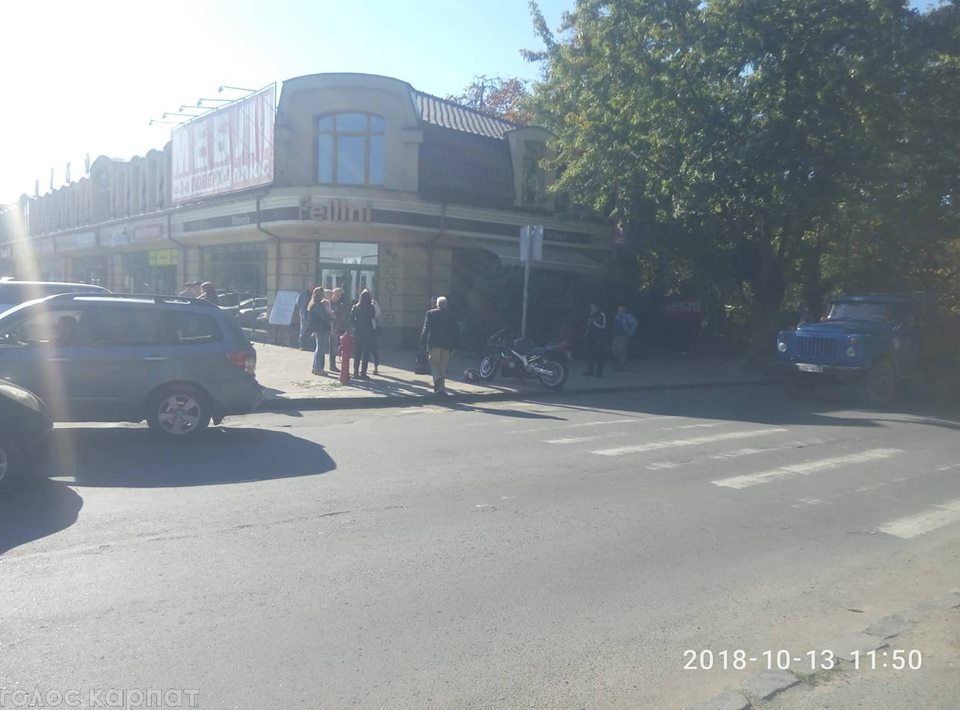 В Ужгороді мотоцикл не розминувся з автомобілем (ФОТО)