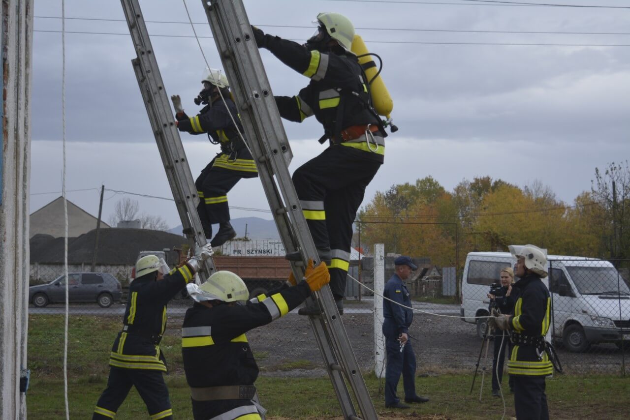 На Закарпатті вперше пройшли змагання за міжнародним форматом «Firefighter Combat Challenge» (ФОТО)