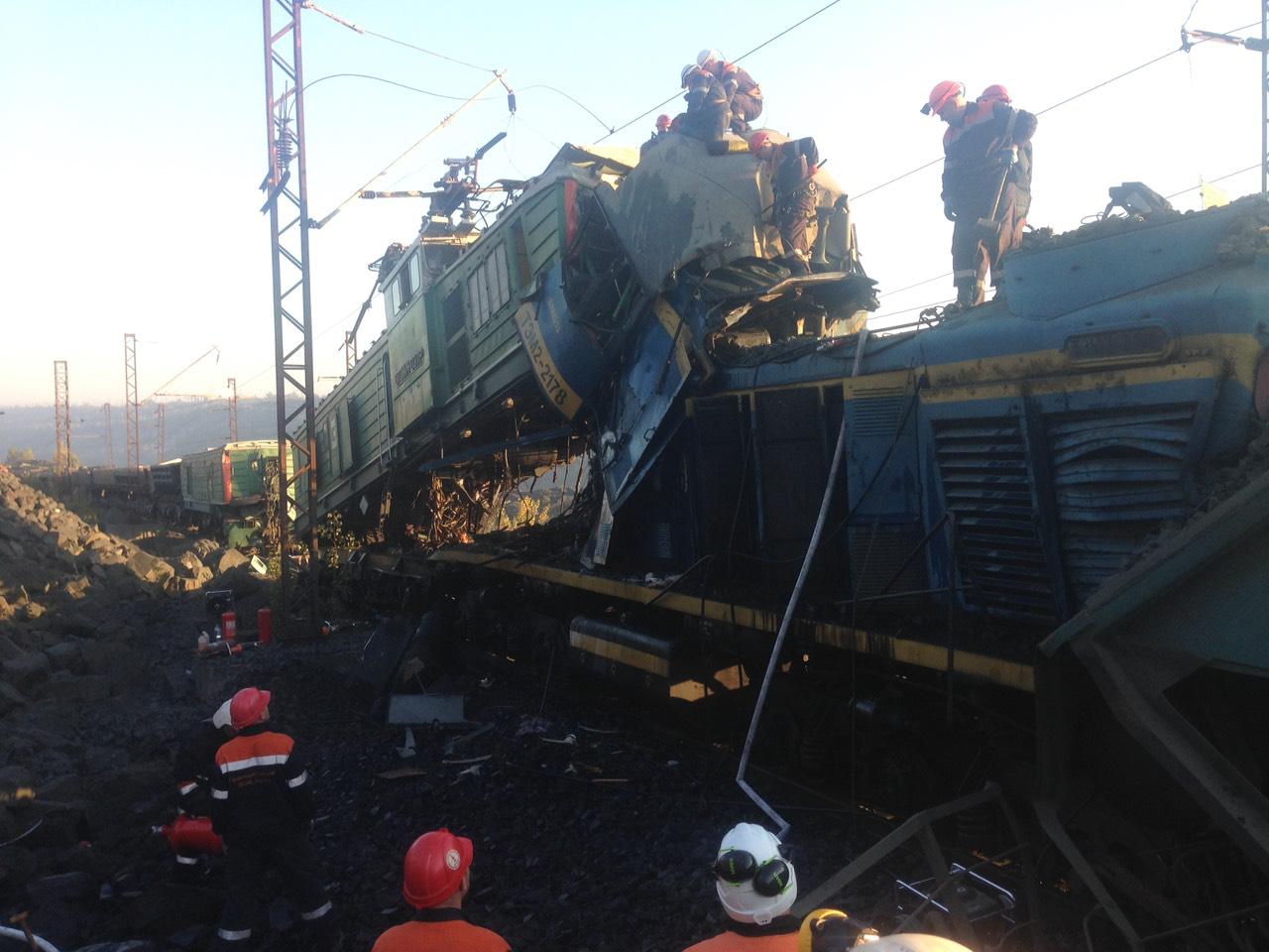 Трагедія сталася у Кривому Розі: зіткнулися два залізничних потяги, є загиблі (ФОТО)