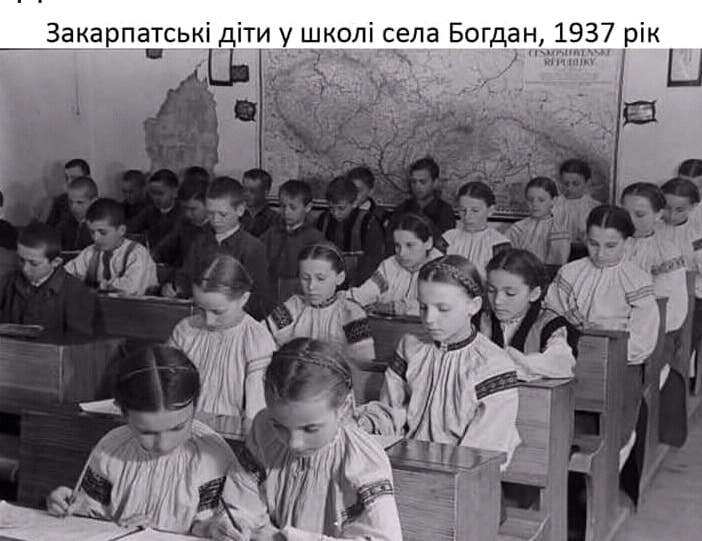 Закарпатські діти у школі села Богдан що на Рахівщині, 1937 рік (ФОТО)