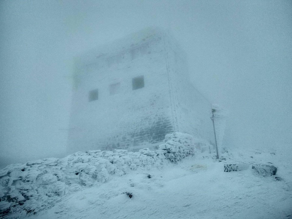 Сніг, хмари та мороз: на горі Піп Іван зранку -4° (ФОТО)