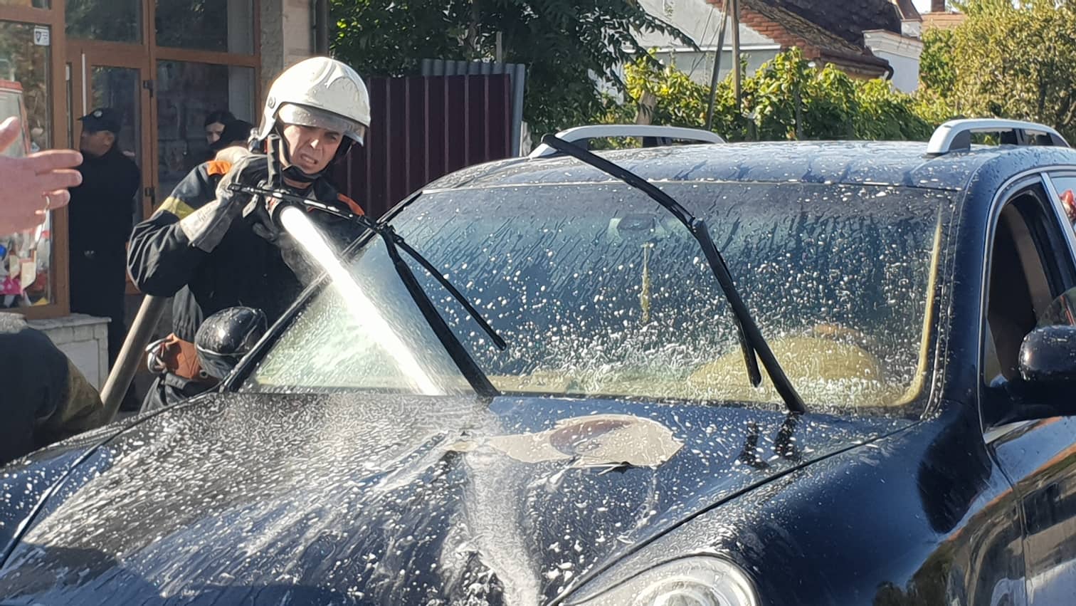 Ужгородські рятувальники приборкали пожежу у автомобілі"Porsche Cayenne" (ФОТО)