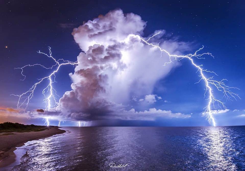 Мистецтво неба: неймовірні блискавки з різних куточків світу (фото)