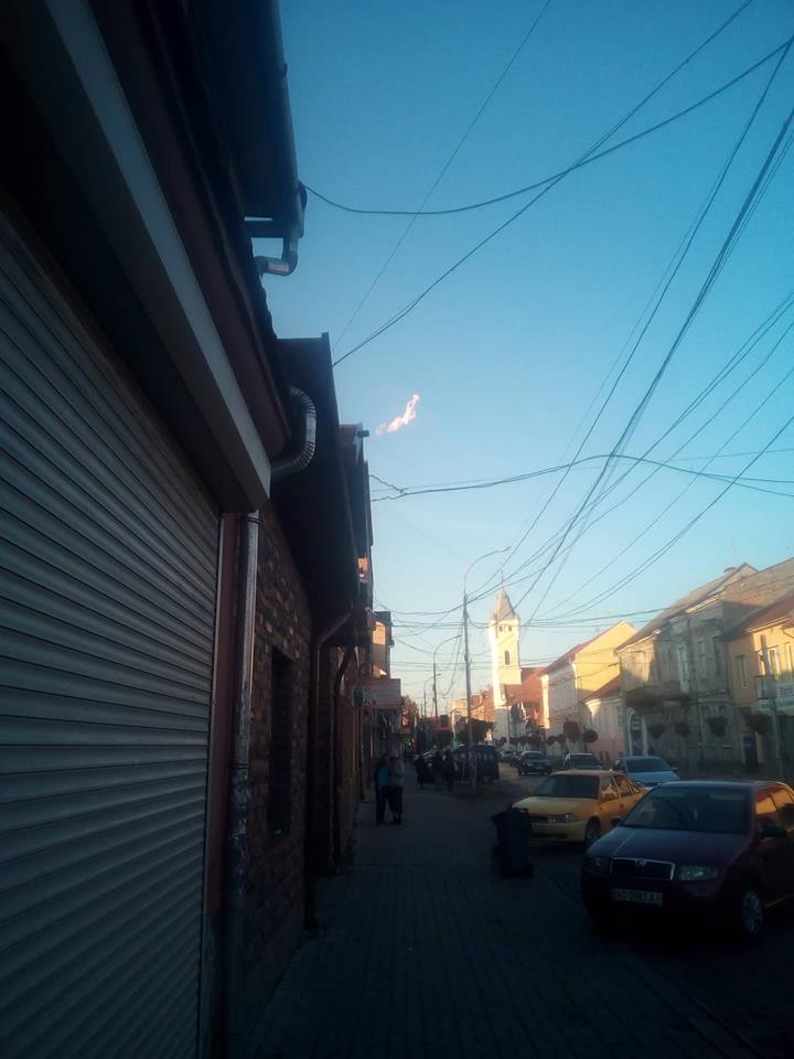 В Мукачеві по вуліці Духновича зранку помітили дивне полум'я з труби (ФОТО, ВІДЕО)