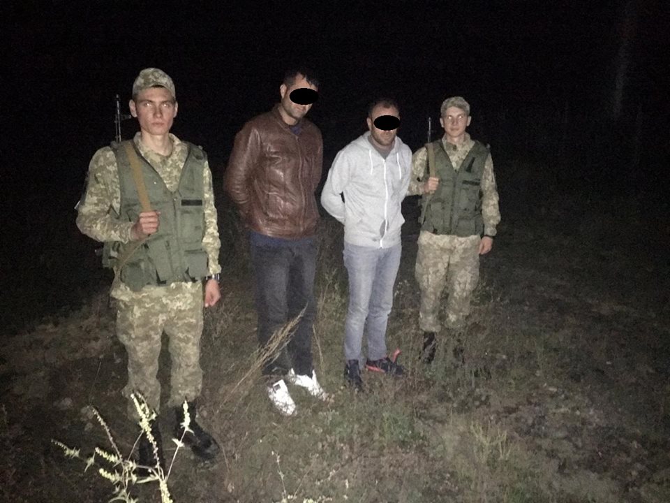 На Закарпатті на кордоні зі Словаччиною затримали двох турків-нелегалів (ФОТО)